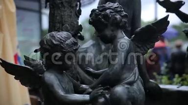 花园雕像复古特写。 睡天使在布宜诺斯艾利斯的拉雷科莱塔公墓。 花园雕塑。 丘比特